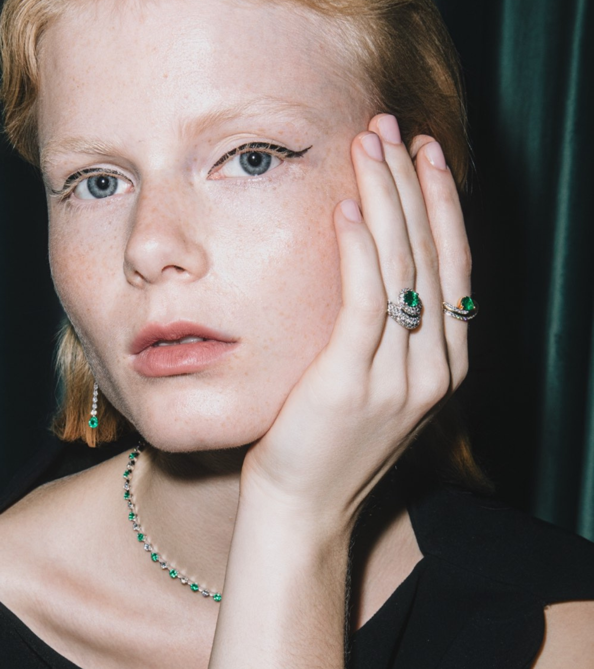 Yellow gold 18 carats ring with emerald and brilliant diamonds by Mentis collection